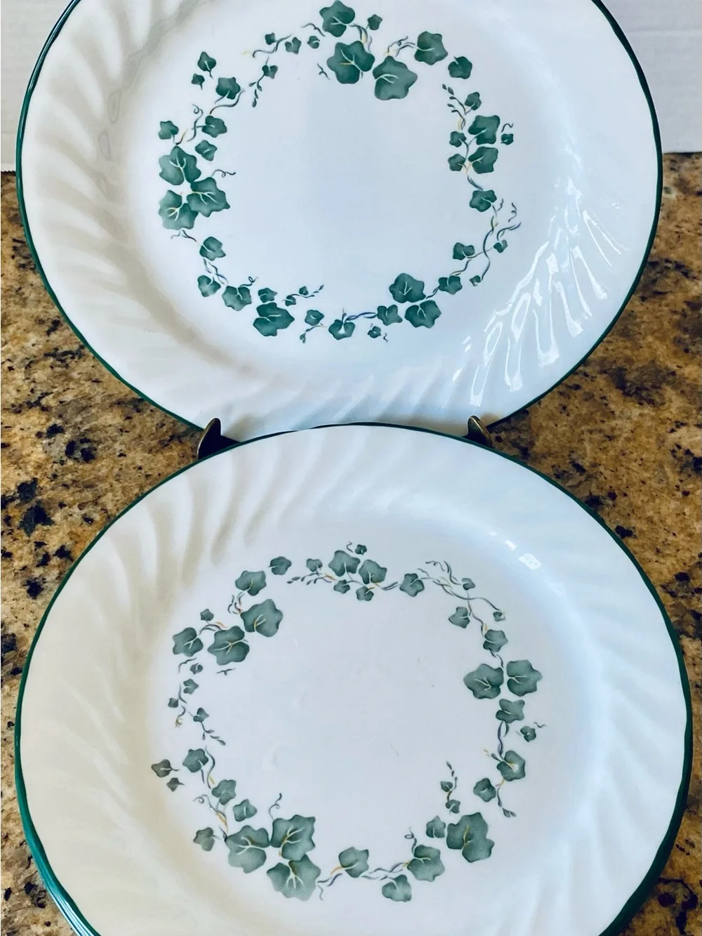 Corelle Callaway Ivy Luncheon Plates 9” wide Set of 6 - White Swirl Green Rim